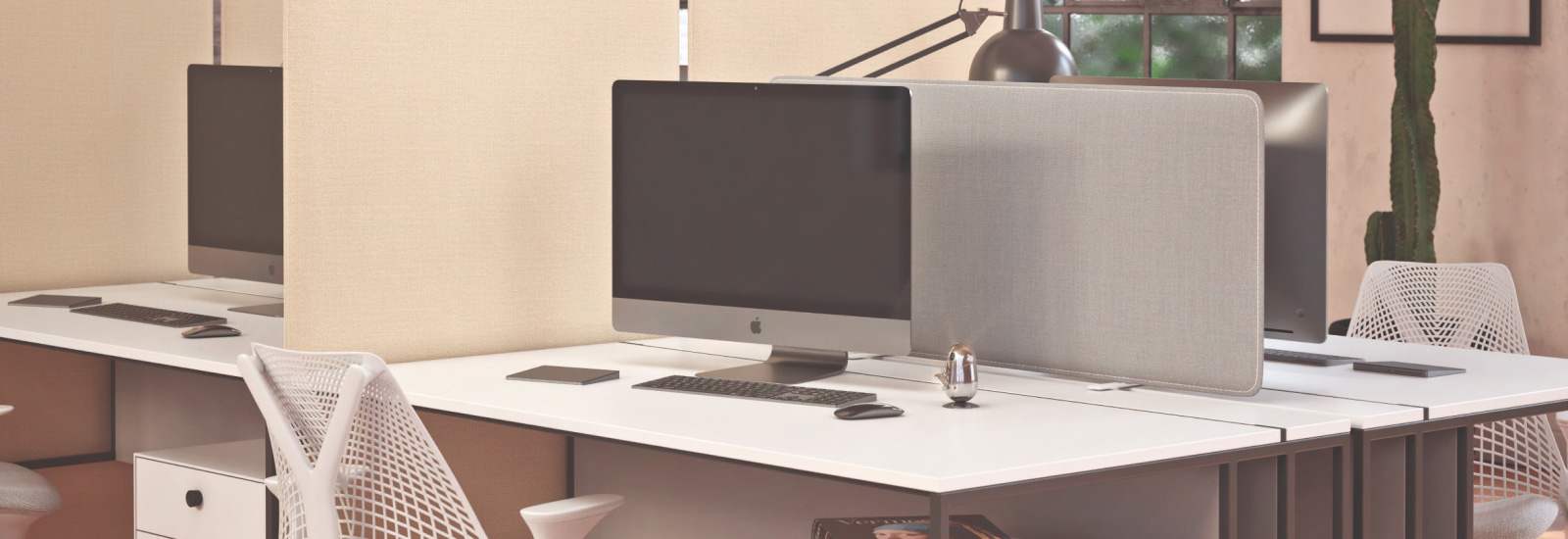 Ufficio con dei Phonolook Office attaccati alle scrivanie