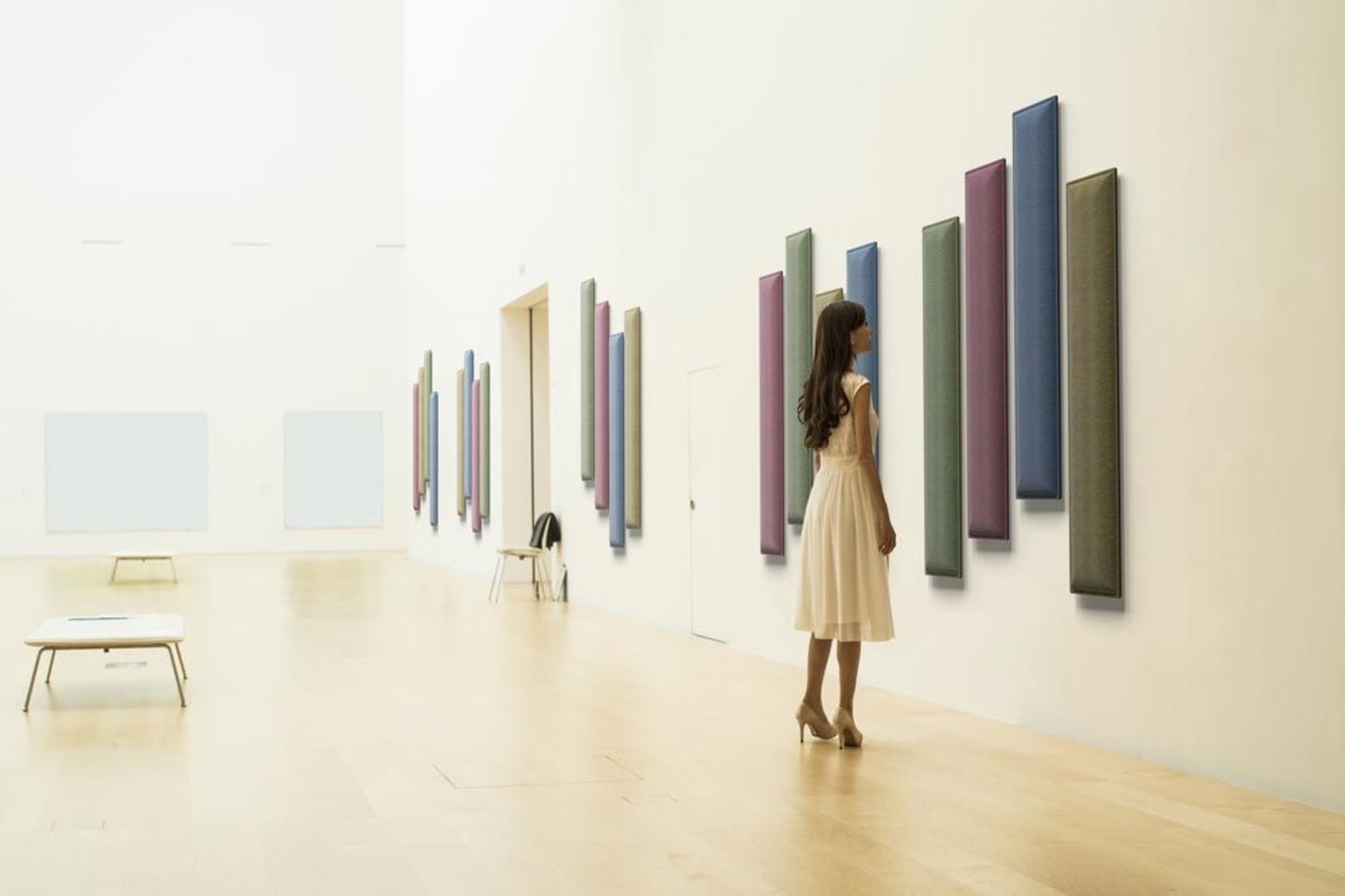 Pannelli fonoassorbenti Phonolook colorati installati a parete in un ambiente espositivo